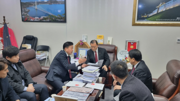 최재구 예산군수와 홍문표 국회의원 면담 모습