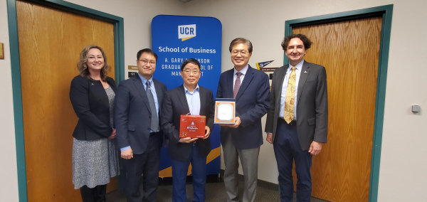 지난 14일, 미국 UC 리버사이드와 3+1+1 석사 및 취업연계 과정인 MBPP 운영을 위한 협약 체결식 모습