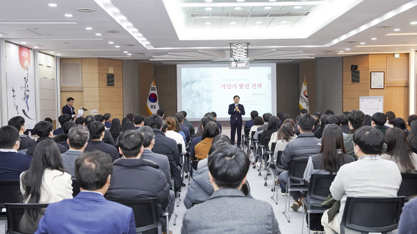 구윤철 전 국무조정실 실장이 16일 시청 대회의실에서 특강을 하는 모습