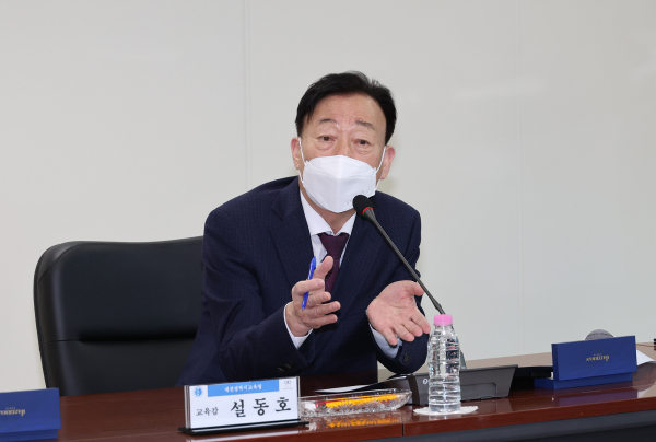 대전지역 21개 예술단체와 ‘학교로 찾아가는 예술무대’ 추진을 위한 업무협약에서 인사말하는 설동호 교육감