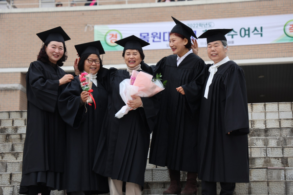 16일 오전 11시 2022학년도 학위수여식이 열린 목원대 채플 앞에서 명예졸업생들이 기념촬영을 하고 있다. 왼쪽부터 양연호·한경애·이광규·김춘자·김춘교씨.