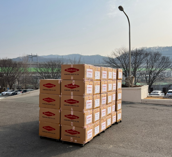 ​금강제화, 튀르키예 구호 신발 1000켤레 기부식 모습​