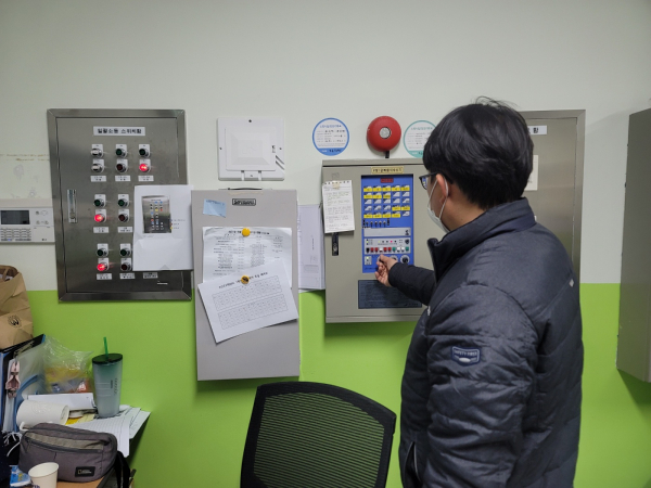 지난해 직원들이 교육시설물 점검을 실시하고 있다.