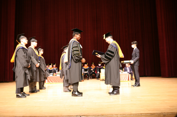 17일 2022학년도 전기 학위수여식을 개최했으며, 오용준 총장이 논문상을 수상하는 학생들에게 상장을 수여하고 있다.