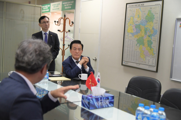 aT아세안 박민철 지사장으로부터 현지 시장 현황을 청취중인 백성현 논산시장