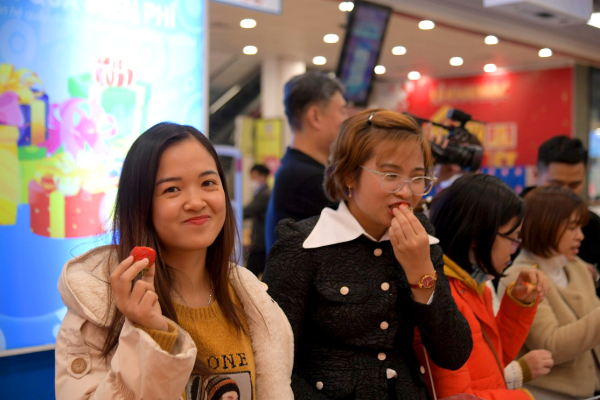 논산딸기에 관심을 보이는 현지 소비자들