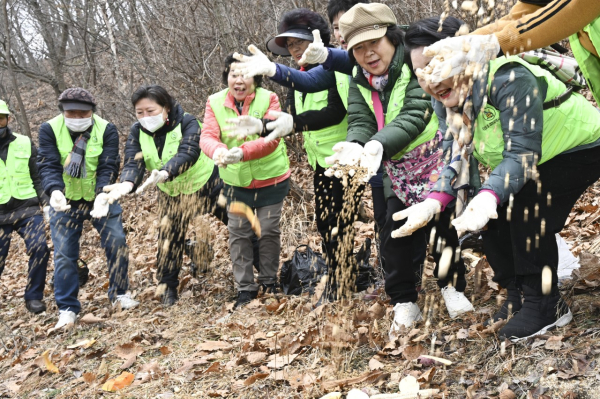 지난 17일 무수동 산16번지 일원에서 진행한 야생동물 먹이주기 행사 모습