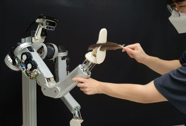 깃털에 유연하게 반응하는 로봇팔