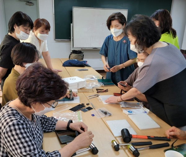 지난해 우수 평생학습동아리로 선정된 손수가족 동아리 활동 모습