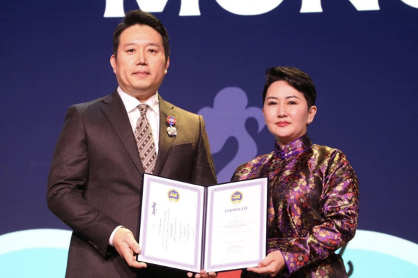 바트뭉흐 바트체첵 몽골 외교부장관이 류병재 교수(왼쪽)에게 훈장을 전달했다.