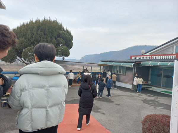 식당에 줄이 늘어선 모습