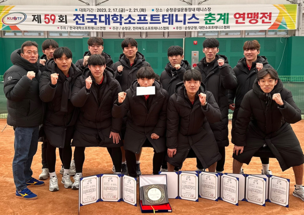 기념사진 좌측끝 조홍석 감독