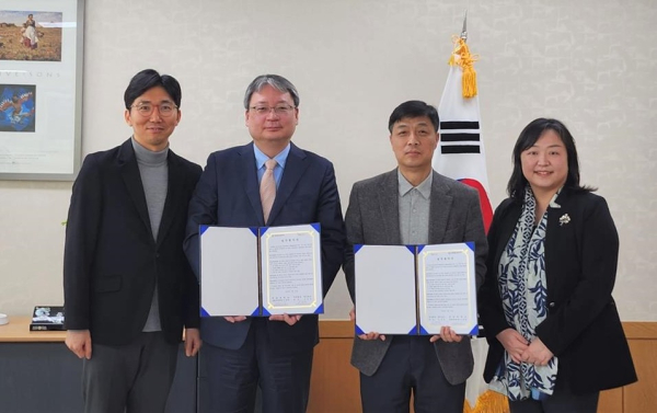 충남대 생활과학대학-㈜에드코스, 업무협약 체결 (왼쪽부터) 소비자학과 고대균 교수, 김재한 학장, 김성진 대표, 구혜경 교수