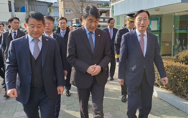 왼쪽부터 서철모 서구청장, 이주호 부총리 겸 교육부장관, 설동호 대전시교육감