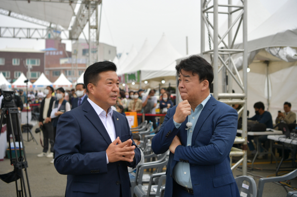 ‘제1회 예산글로벌푸드 챔피언십 요리대회’ 전국대회장을 찾은 최재구 군수와 백종원 대표 모습