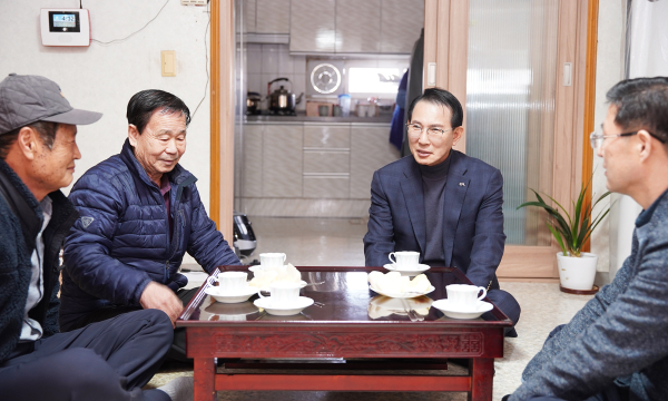 22일 이완섭 서산시장이 관내 독립유공자 유족 김용재 씨 댁을 방문해 감사의 인사를 전했다(왼쪽부터 최동춘 부석면 봉락2리 이장, 김용재 씨, 이완섭 서산시장, 김종민 부석면장)