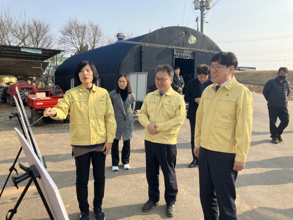 조재호 농진청장 현장방문(가운데부터 왼쪽으로 김부성_충남도 농업기술원장, 조재호 농촌진흥청장)