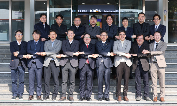 이장우 대전시장이 23일 표준과학연구원 관계자들과 기념촬영을 하고 있다.