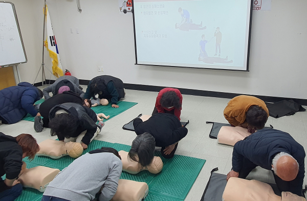 23일 농업기술센터 창조관에서 진행된 농어촌 체험관광연구회 응급처치 교육 모습.