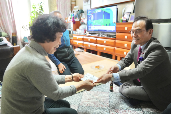 박상돈 천안시장이 24일 독립유공자 유족을 방문해 나라를 위해 희생한 숭고한 애국정신에 감사의 뜻을 전하고 있다.