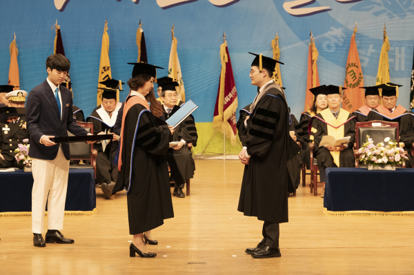 ‘2022학년도 전기 학위수여식’ 개최 / 좌측부터 이진숙 총장, 수의학과 임상수의학 정재민(박사) 씨