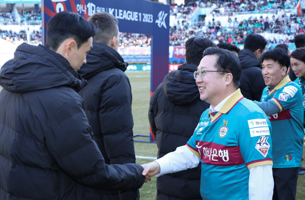 이장우 대전시장과 함영주 대전하나시티즌 구단주는 26일 대전월드컵경기장에서 열린 하나원큐 K리그1 2023 1라운드 강원과의 개막 홈경기 시작 전 선수들에게 격려를 보내고 있다.