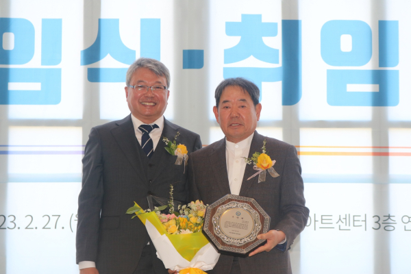 전문수 민선 1대 유성구 체육회장(우)과 이상득 민선 2대 회장.