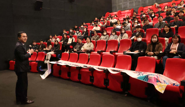 동구청 공직자들과 함께 영화를 관람하며 문화소통의 날 행사