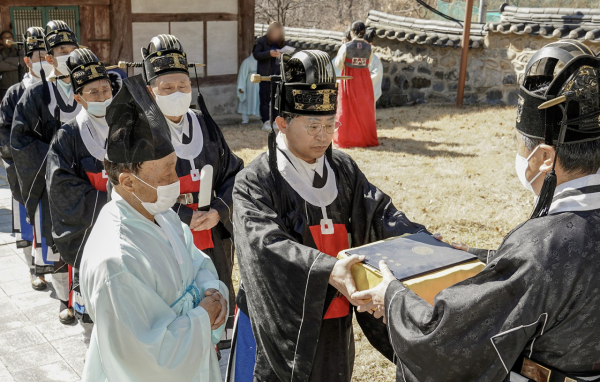 최충규 대덕구청장이 지난 2월 28일 회덕향교에서 초헌관으로 참석해 춘기 석전대제를 봉행하고 있다.