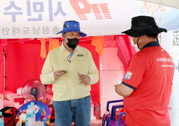 지난해 8월 해수욕장 안전 점검에 나선 가세로 군수(만리포 점검 모습)