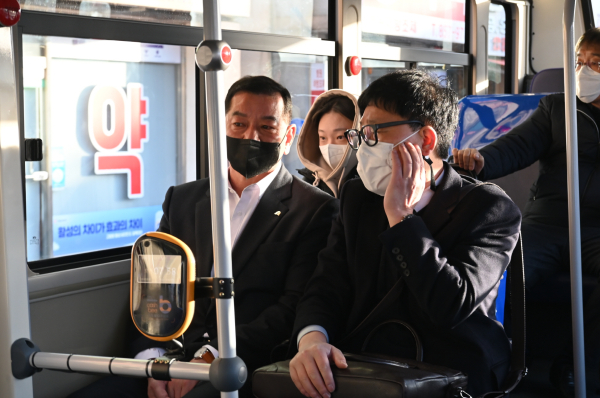 최원철 공주시장, 시내버스 탑승해 통학노선 점검 모습