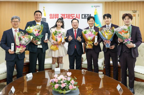 왼쪽부터 윤상운(NH농협카드 사장), 김태균(야구선수), 김의영(가수), 이장우 대전시장, V.O.S 박지헌, 최현준, 김경록