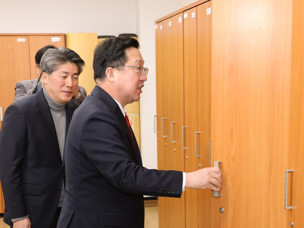 이장우 시장이 공무직 휴게 및 사무실을 둘러보고 있다.