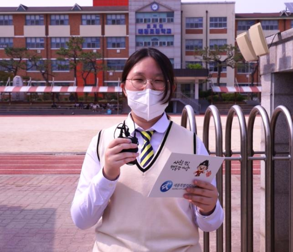 지난해 학생기자가 주간교육뉴스 리포터로 참여하고 있다.