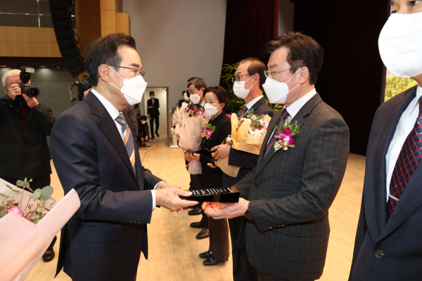 이성희 농협중앙회장(왼쪽)이 이종욱 농협충남세종본부장(오른쪽)에게 범농협 사회공헌상을 시상하고 있다.