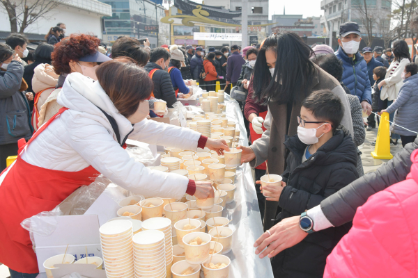 지난 4일과 5일 사백년 인절미 축제 현장 모습