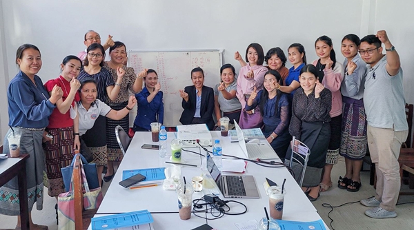 라오스 교육 기념사진 촬영 모습