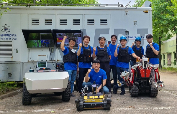 한국원자력연구원 로봇응용연구실에서 개발한 ‘원자력 방재 로봇’ 3총사 (왼쪽부터) 방사선 분포 측정 및 재난 정보 전파 로봇 ‘RAPID’, 피해자 탐색 및 사고 원점 정보 제공 로봇 ‘TRAM’, 장애물을 치워 통로를 개척하는 ‘ArmStrong’.