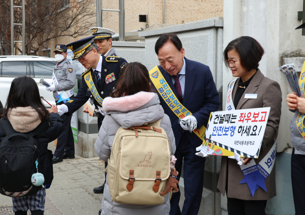 설동호 교육감, 안전한 등굣길 교통안전 캠페인 실시 모습
