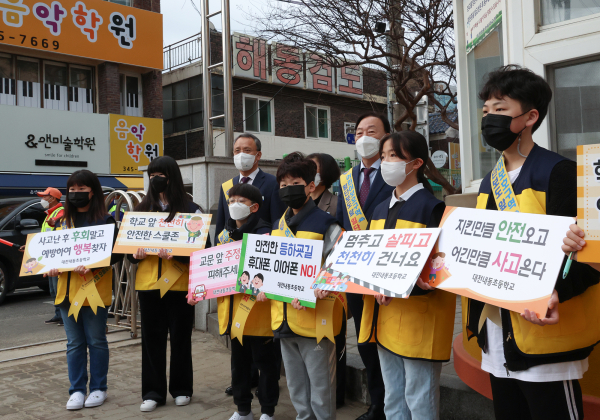 설동호 교육감, 안전한 등굣길 교통안전 캠페인 실시 모습
