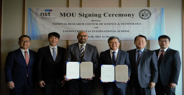 대전외국인학교(TCIS)와 국가과학기술연구회(NST)간 업무협약 체결 후 단체촬영.