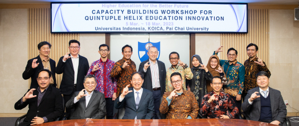 김욱(아랫줄 가운데) 배재대 총장이 최근 배재대에서 열린 인도네시아 국립대학 관계자 대상 ‘퀀터블 헬릭스 교육혁신 역량강화 워크숍’에 참여하고 있다.