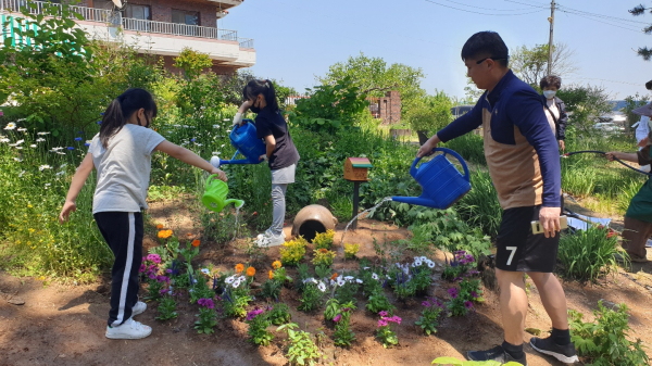 지난해 실시한 누구나 기획자 공모사업(가족과 함께 꽃밭 꾸미기)