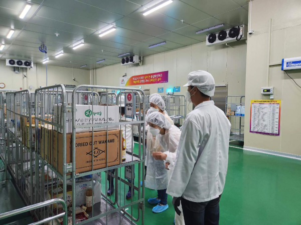 지난해 서산시청 공무원이 식자재 공급업체를 대상으로 위생점검 하는 모습