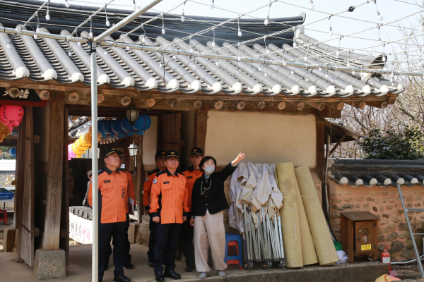 김연상 충남소방본부장이 10일 공주 신원사를 방문하여 화재요인을 점검하고 있다
