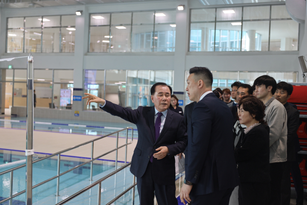 학생수영장 현장 점검 진행 장면/아산교육지원청 제공
