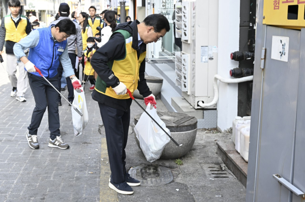 지난 11일 대흥동 우리들공원 일원에서 진행한 봄맞이 환경정화 활동 모습