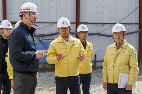 최충규 대덕구청장(사진 가운데)이 지난 9일 신탄진동 동일스위트 리버스카이 2단지 현장을 방문해 안전 점검을 하고 있다.