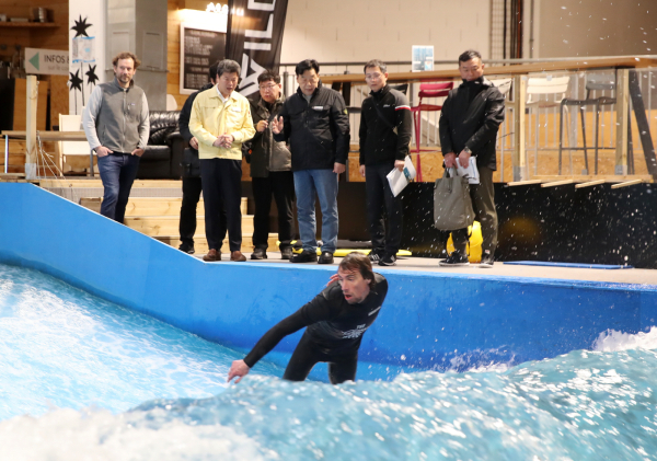 지난 10일 프랑스 생쥘르크화드뷔의 실내서핑 시설 ‘더 글라시 하우스’를 방문한 가세로 군수 등 태안군 방문단.