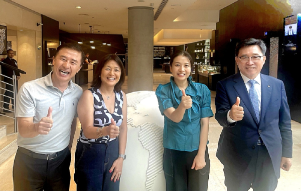 간담회 현장 사진 * 한국농수산식품유통공사 김춘진 사장(우측1번째), 김요진 전 브라질한인회장 및 중남미한인회총연합회장(좌측1번째)